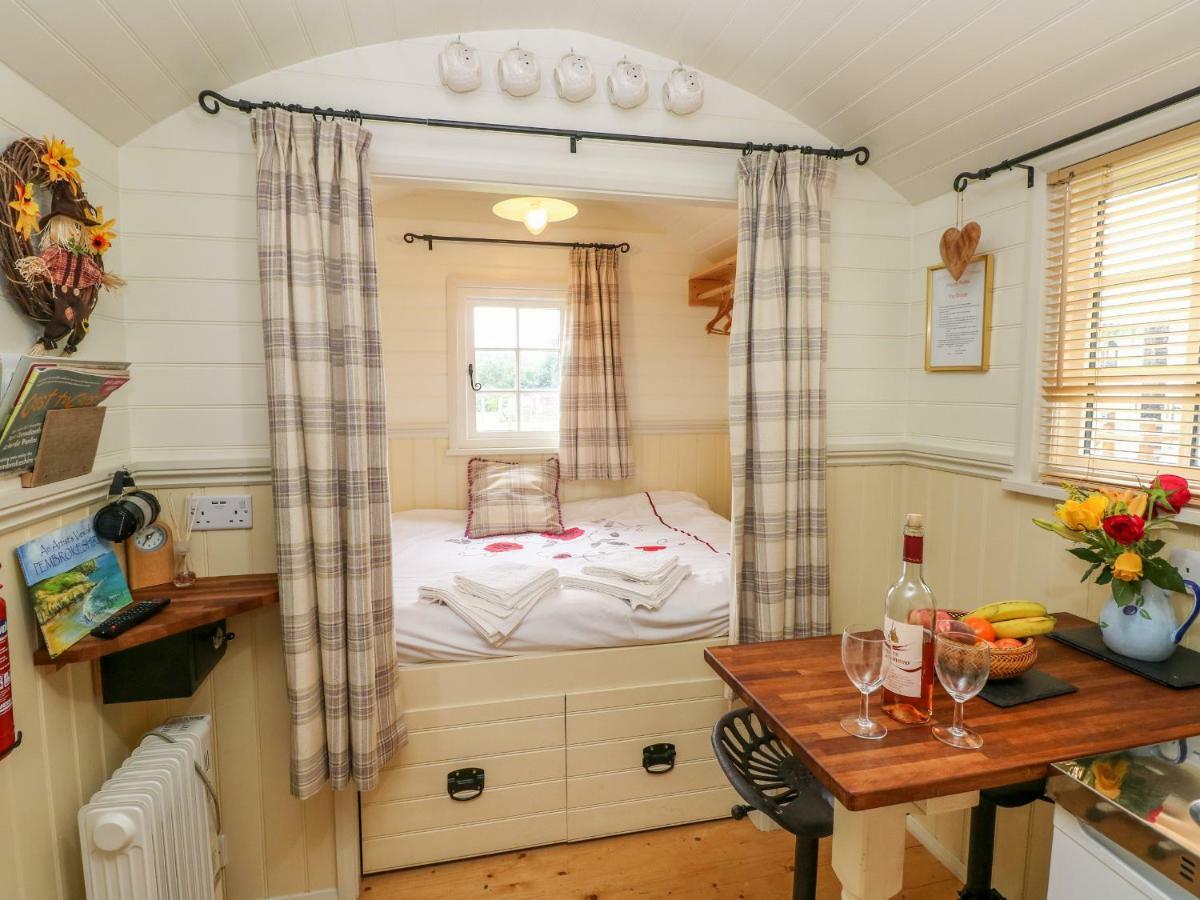 Shepherds Hut - The Crook Милфорд-Хейвен Экстерьер фото